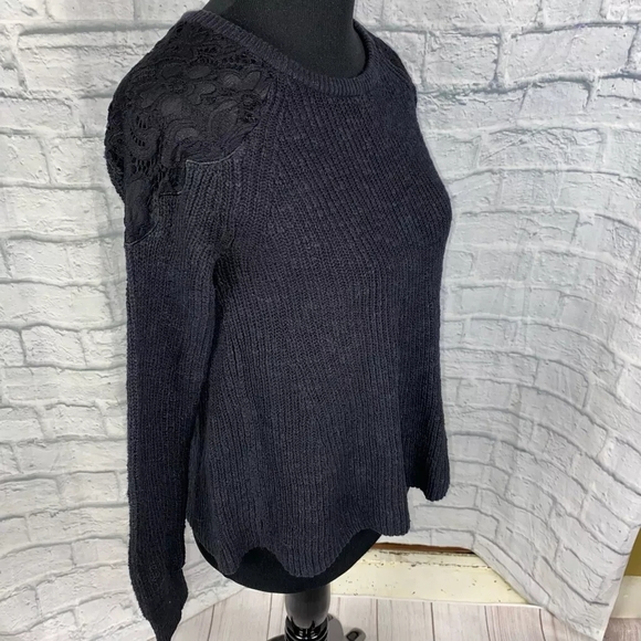 Hollister. Crop Knit Sweater w/ Lace Shoulders. Black. Small - Picture 3 of 10